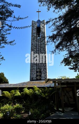 RANCHO PALOS VERDE, CALIFORNIE - 27 AOÛT 2021 : la tour Bell de la chapelle Wayfarers, également connue sous le nom de l'église de verre, est réputée pour ses arches organiques uniques Banque D'Images