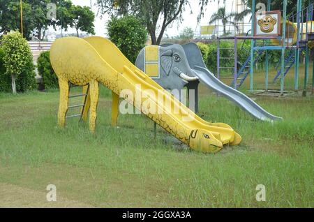 Gros plan sur le hamac de la marionnette à girafe, éléphant et singe comme un hamac pour les enfants dans le jardin sous la lumière du soleil du matin. Banque D'Images