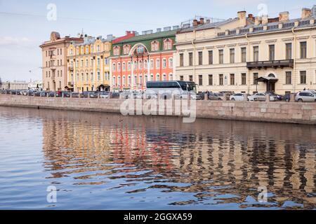 Saint-Pétersbourg, Russie - 27 mars 2016 : rive de la rivière Fontanka, vue sur la rue de Saint-Pétersbourg Banque D'Images