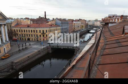 Saint-Pétersbourg, Russie - 25 octobre 2014 : canal Griboyedov et pont Voznesensky, vue sur la ville depuis un ancien toit à Saint-Pétersbourg Banque D'Images