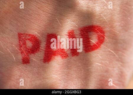 Tampon d'encre rouge avec le mot payé au dos d'une main Banque D'Images