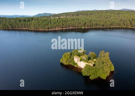 Vue aérienne du drone de ruine du château du Loch an Eilein sur le Loch an Eilein à Rothiemurchus, parc national de Cairngorms, Écosse, Royaume-Uni Banque D'Images