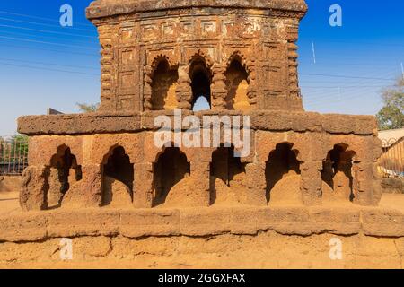 Char en pierre, modèle conceptuel de l'architecture du temple de Bishnupur sous une forme miniature - gros plan. La petite structure à double étagé est située sur une plinthe basse. Banque D'Images