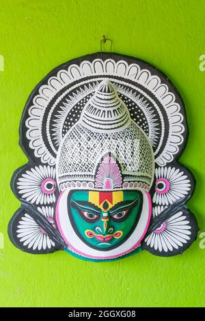 Purulia, Bengale occidental, Inde - 15 août 2017 : masque Chau coloré (ou chhou) sur l'art Karnatak , artisanat en vente. Masque Chau ou Chhou Banque D'Images