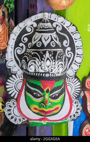 Purulia, Bengale occidental, Inde - 15 août 2017 : masque Chau coloré (ou chhou) sur l'art Karnatak , artisanat en vente. Masque Chau ou Chhou Banque D'Images