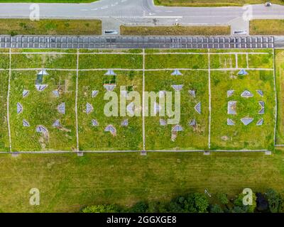 Vue aérienne depuis le drone du toit gazonné du nouveau centre d'accueil de la distillerie de whisky Macallan à Speyside à Craigellachie, Moray, Écosse, Royaume-Uni Banque D'Images