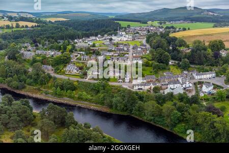 Vue aérienne du drone du village de Craigellachie sur la rivière Spey, Speyside, Moray, Écosse, Royaume-Uni Banque D'Images
