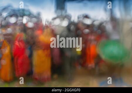 Image abstraite de mousson, flou rural fond avec des couleurs vives. Gouttes de pluie sur le verre créant une ambiance de pluie. Saison des pluies ou saison de la mousson Banque D'Images