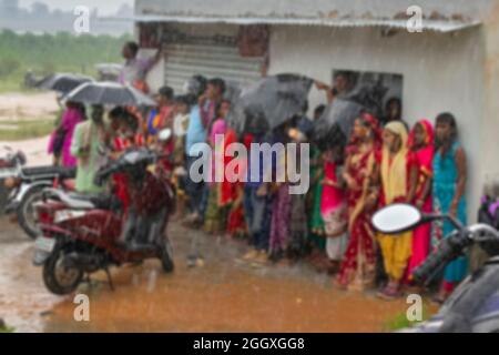 Image floue de l'image trouble de la mousson, les populations rurales ont pris refuge sous le capot pour échapper à la pluie. Saison des pluies ou saison de mousson de l'Inde rurale. Banque D'Images