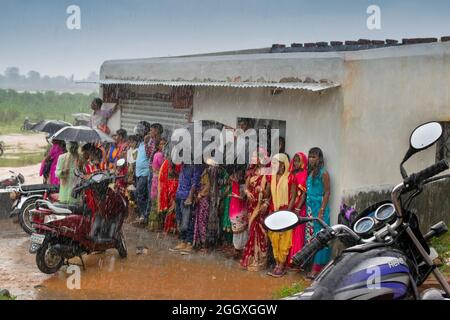 Purulia, Bengale-Occidental, Inde - lundi 14th août 2017 : image de la mousson, les populations rurales ont pris refuge sous le capot pour échapper à la pluie. Saison des pluies. Banque D'Images