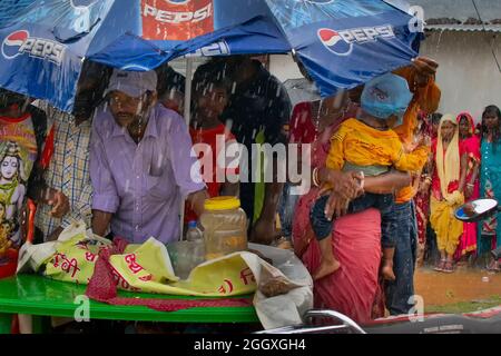 Purulia, Bengale-Occidental, Inde - lundi 14th août 2017 : image de la mousson, les populations rurales ont pris refuge sous le capot pour échapper à la pluie. Saison des pluies. Banque D'Images