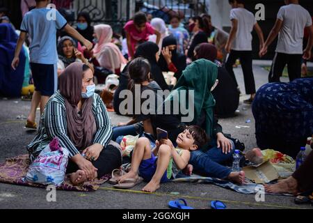 New Delhi, Inde. 03ème septembre 2021. Les Afghans ont vu s'asseoir sur le terrain à l'extérieur du Haut Commissariat des Nations Unies pour les réfugiés (HCR) pendant la manifestation. Des ressortissants afghans ont manifesté devant le Haut Commissariat des Nations Unies pour les réfugiés (HCR) pour exhorter la communauté internationale à aider les réfugiés afghans qui vivent à New Delhi. Crédit : SOPA Images Limited/Alamy Live News Banque D'Images