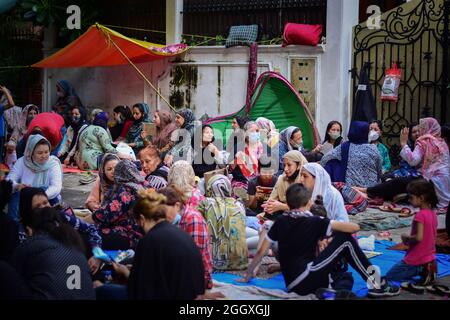 New Delhi, Inde. 03ème septembre 2021. Les Afghans ont vu s'asseoir sur le terrain à l'extérieur du Haut Commissariat des Nations Unies pour les réfugiés (HCR) pendant la manifestation. Des ressortissants afghans ont manifesté devant le Haut Commissariat des Nations Unies pour les réfugiés (HCR) pour exhorter la communauté internationale à aider les réfugiés afghans qui vivent à New Delhi. Crédit : SOPA Images Limited/Alamy Live News Banque D'Images