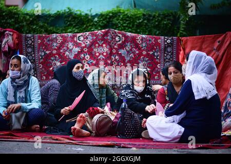 New Delhi, Inde. 03ème septembre 2021. Les Afghans ont vu s'asseoir sur le terrain à l'extérieur du Haut Commissariat des Nations Unies pour les réfugiés (HCR) pendant la manifestation. Des ressortissants afghans ont manifesté devant le Haut Commissariat des Nations Unies pour les réfugiés (HCR) pour exhorter la communauté internationale à aider les réfugiés afghans qui vivent à New Delhi. Crédit : SOPA Images Limited/Alamy Live News Banque D'Images