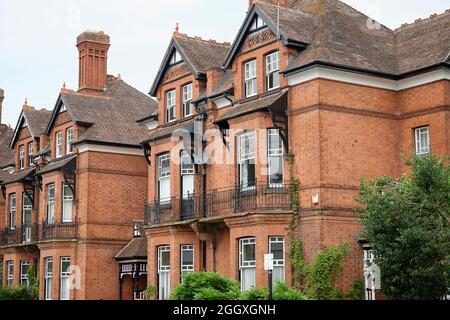 Maisons semi-individuelles en briques rouges de style victorien tardif à Royal Leamington Spa, Warwickshire, Angleterre, Royaume-Uni. Banque D'Images