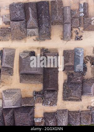 Vue aérienne depuis un drone de fûts de whisky scotch à Speyside Cooperage à Craigellachie, Banffshire, Écosse, Royaume-Uni Banque D'Images