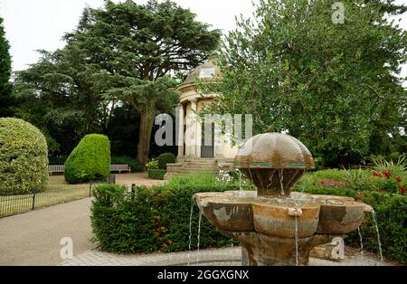 La fontaine du Mémorial tchécoslovaque, dans les jardins Jephson du Royal Leamington Spa à Warwickshire, Royaume-Uni. Banque D'Images