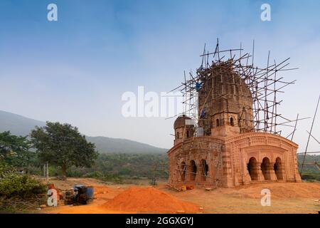 Gar Panchkot, Purulia , Bengale-Occidental, Inde - 23rd décembre 2015 : travaux de rénovation Garhpanchkot Garh avec cadre en bambou, Gar ou garh (fort) . Banque D'Images