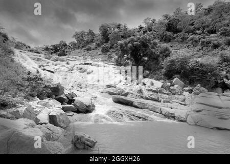 Belle cascade de Ghatkhola ayant des ruisseaux pleins d'eau s'écoulant entre les pierres, mouing mousson due à la pluie à Ayodhya pahar, W.B., Inde. Banque D'Images