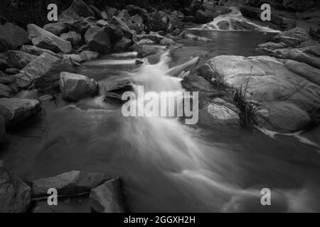 Belle cascade de Ghatkhola ayant des ruisseaux pleins d'eau s'écoulant entre les pierres, mouing mousson due à la pluie à Ayodhya pahar, W.B., Inde. Banque D'Images