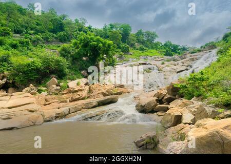 Belle cascade de Ghatkhola ayant des ruisseaux pleins d'eau s'écoulant entre les pierres, mouing mousson due à la pluie à Ayodhya pahar, W.B., Inde. Banque D'Images