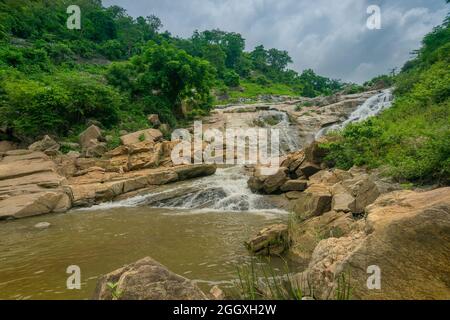 Belle cascade de Ghatkhola ayant des ruisseaux pleins d'eau s'écoulant entre les pierres, mouing mousson due à la pluie à Ayodhya pahar, W.B., Inde. Banque D'Images