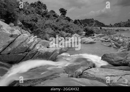 Belle cascade de Ghatkhola ayant des ruisseaux pleins d'eau s'écoulant entre les pierres, mouing mousson due à la pluie à Ayodhya pahar, W.B., Inde. Banque D'Images