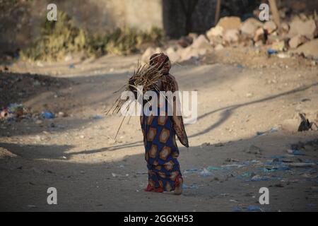 Taiz, Yémen- 04 février 2021 : UNE jeune fille yéménite vit avec sa famille dans un camp pour personnes déplacées fuyant l'enfer de la guerre dans la ville de Taiz, Yémen Banque D'Images