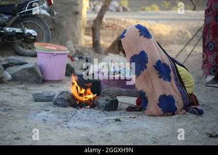 Taiz, Yémen- 04 février 2021 : UNE jeune fille yéménite vit avec sa famille dans un camp pour personnes déplacées fuyant l'enfer de la guerre dans la ville de Taiz, Yémen Banque D'Images