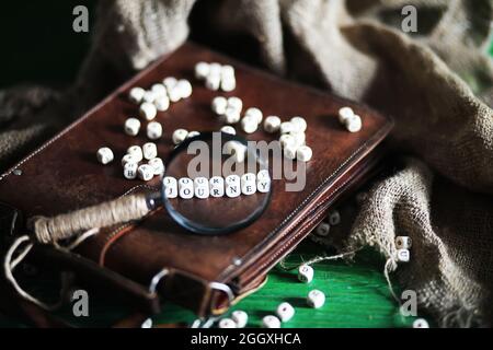 Vieux sac en cuir avec une loupe sur une table en bois brun voyageur espace de copie de fond. Banque D'Images