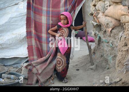 Taiz, Yémen- 04 février 2021 : UNE jeune fille yéménite vit avec sa famille dans un camp pour personnes déplacées fuyant l'enfer de la guerre dans la ville de Taiz, Yémen Banque D'Images