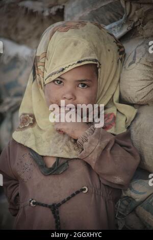 Taiz, Yémen- 04 février 2021 : UNE jeune fille yéménite vit avec sa famille dans un camp pour personnes déplacées fuyant l'enfer de la guerre dans la ville de Taiz, Yémen Banque D'Images