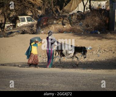 Taiz, Yémen- 04 février 2021 : UNE jeune fille yéménite vit avec sa famille dans un camp pour personnes déplacées fuyant l'enfer de la guerre dans la ville de Taiz, Yémen Banque D'Images