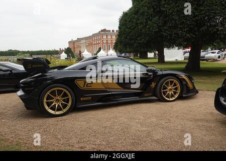 Hampton court, Surrey, Royaume-Uni. 3 septembre 2021. Scènes du célèbre Hampton court Concourse d'élégance, dans les jardins du Palais Royal à côté de la Tamise - ici le classique McLaren SENNA dans la décoration JPS sur l'allée du Palais. Crédit : Motofoto/Alay Live News Banque D'Images