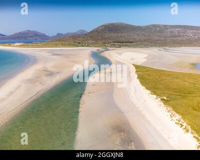 Vue aérienne de drone de LUSKENTIRE Beach et Sound of Taransay, de Seilebost sur l'île de Harris, Outer Hebrides, Écosse, Royaume-Uni Banque D'Images