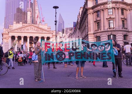 Londres, Royaume-Uni, 03 septembre 2021. Jour 12. En dehors de la Banque d'Angleterre, la rébellion des extinction, sous le nom d'impossible rébellion, poursuit sa 12ème journée de protestation à la City de Londres. En marchant de Moorgate à Bank Junction, protestant contre les investissements futurs dans les combustibles fossiles. Crédit: Crédit: Xiu Bao/Alay Live News Banque D'Images