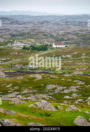 Vue sur le cottage solitaire au milieu de paysage rocheux stérile sur les baies sur la côte est de l'île de Harris, Hébrides extérieures, Écosse, Royaume-Uni Banque D'Images