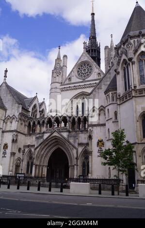 Londres, Royaume-Uni : entrée principale de la Cour royale de justice, sur le Strand Banque D'Images