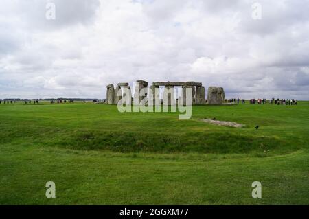 Vue sur le cercle de pierres debout de Stonehenge à Amesbury, Wiltshire (Royaume-Uni) Banque D'Images