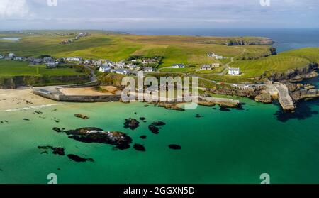 Vue aérienne du drone du village et du port de Port Ness à l'extrémité nord de l'île de Lewis, Hébrides extérieures, Écosse, Royaume-Uni Banque D'Images