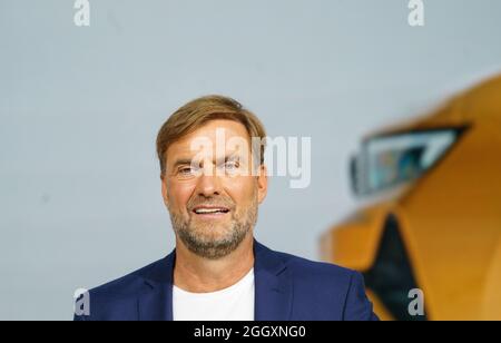 01 septembre 2021, Hessen, Rüsselsheim: Jürgen Klopp, entraîneur de Liverpool FC, présente la nouvelle Opel Astra à l'usine Opel de Rüsselsheim. Le constructeur automobile Opel dévoile sa sixième génération de la nouvelle Opel Astra. La génération actuelle est également disponible sous forme de plug-in hybride et devrait être livrée à partir du début de 2022. Photo: Andreas Arnold/dpa Banque D'Images