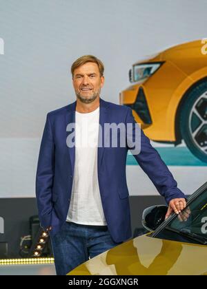 01 septembre 2021, Hessen, Rüsselsheim: Jürgen Klopp, entraîneur de Liverpool FC, présente la nouvelle Opel Astra à l'usine Opel de Rüsselsheim. Le constructeur automobile Opel dévoile sa sixième génération de la nouvelle Opel Astra. La génération actuelle est également disponible sous forme de plug-in hybride et devrait être livrée à partir du début de 2022. Photo: Andreas Arnold/dpa Banque D'Images