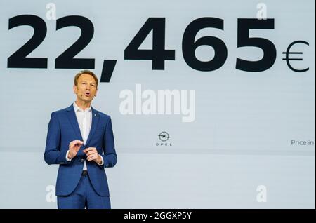 01 septembre 2021, Hessen, Rüsselsheim: Uwe Hochgeschurtz, directeur d'Opel en Allemagne, présente la nouvelle Opel Astra à l'usine Opel de Rüsselsheim. Le constructeur automobile Opel dévoile sa sixième génération de la nouvelle Opel Astra. La génération actuelle est également disponible sous forme de plug-in hybride et devrait être livrée à partir du début de 2022. Photo: Andreas Arnold/dpa Banque D'Images