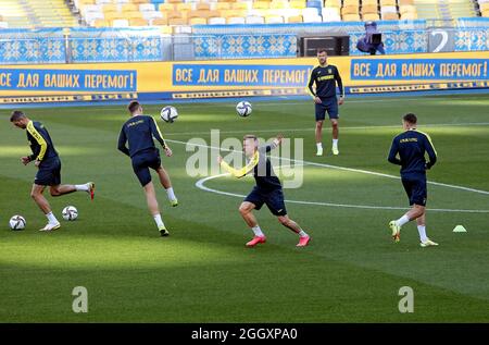 Kiev, Ukraine. 03ème septembre 2021. KIEV, UKRAINE - 3 SEPTEMBRE 2021 - les joueurs de l'Ukraine font des exercices lors d'une séance d'entraînement ouverte à la NSC Olimpiyskiy avant la coupe du monde de la FIFA Qatar 2022 partie de qualification du Groupe D contre la France prévue pour le samedi 4 septembre, Kiev, capitale de l'Ukraine. Credit: UKRINFORM/Alamy Live News Banque D'Images