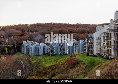 Wintergreen, Virginie au lever du matin avec automne feuillage arbres par appartement condo bâtiment balcons à la station de ski village sur la montagne p Banque D'Images