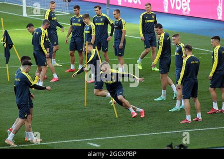 Kiev, Ukraine. 03ème septembre 2021. KIEV, UKRAINE - 3 SEPTEMBRE 2021 - les joueurs de l'Ukraine font des exercices lors d'une séance d'entraînement ouverte à la NSC Olimpiyskiy avant la coupe du monde de la FIFA Qatar 2022 partie de qualification du Groupe D contre la France prévue pour le samedi 4 septembre, Kiev, capitale de l'Ukraine. Credit: UKRINFORM/Alamy Live News Banque D'Images