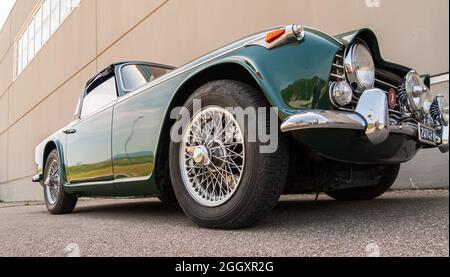 Le TR4 (Triumph Roadster 4) était une voiture de tourisme produite par Triumph de 1961 à 1965. Le moteur du TR4 a été installé à l'avant. La traction wa Banque D'Images