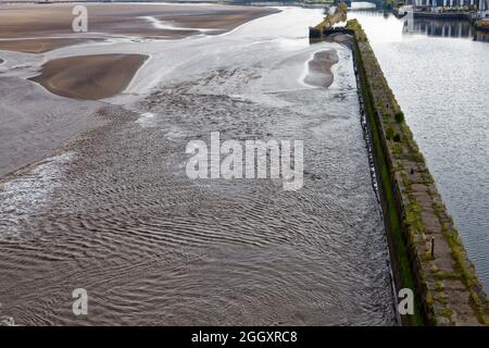 Vue du tunnel de marée de Mersey depuis le haut, en passant par l'une des anciennes écluses d'entrée du canal de Manchester à Runcorn Banque D'Images