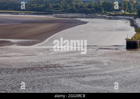 Vue du tunnel de marée de Mersey depuis le haut, en passant par l'une des anciennes écluses d'entrée du canal de Manchester à Runcorn Banque D'Images