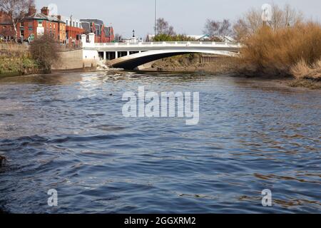 Le Mersey Tidal Bore à pied du pont, près du centre-ville de Warrington Banque D'Images